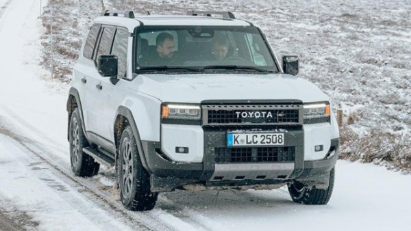 Завършваме с Toyota Land Cruiser, няма как! Базиран е на платформата GA-F, с 30% повишена твърдост в сравнение с предишното поколение. Каросерията се отличава с отделна рамка със странични елементи, докато задното окачване е с твърда ос от 4 звена. 

Независими двойни носачи отпред са добавени към отключваща стабилизираща щанга за увеличаване на шарнирното движение на колелата при движение с ниска скорост по неравни повърхности. Под предния капак пулсира 2755-кубиковият четирицилиндров редови дизелов двигател с мощност от 204 коня. 

Скоростната кутия е 8-степенна Direct Shift автоматична със същия брой намалени предавки. Постоянното задвижване на всички колела има заключващи се централен и заден диференциал. 

От електронната страна идва Multi-Terrain Select, който също се намесва върху задвижващата сила и спирачната сила в зависимост от различните терени. И накрая, с Crawl Control - тоест,  нещо като круиз контрол, предназначен за офроуд. Има две версии: Adventure и Lounge. У нас започва от 184 480 лева.
